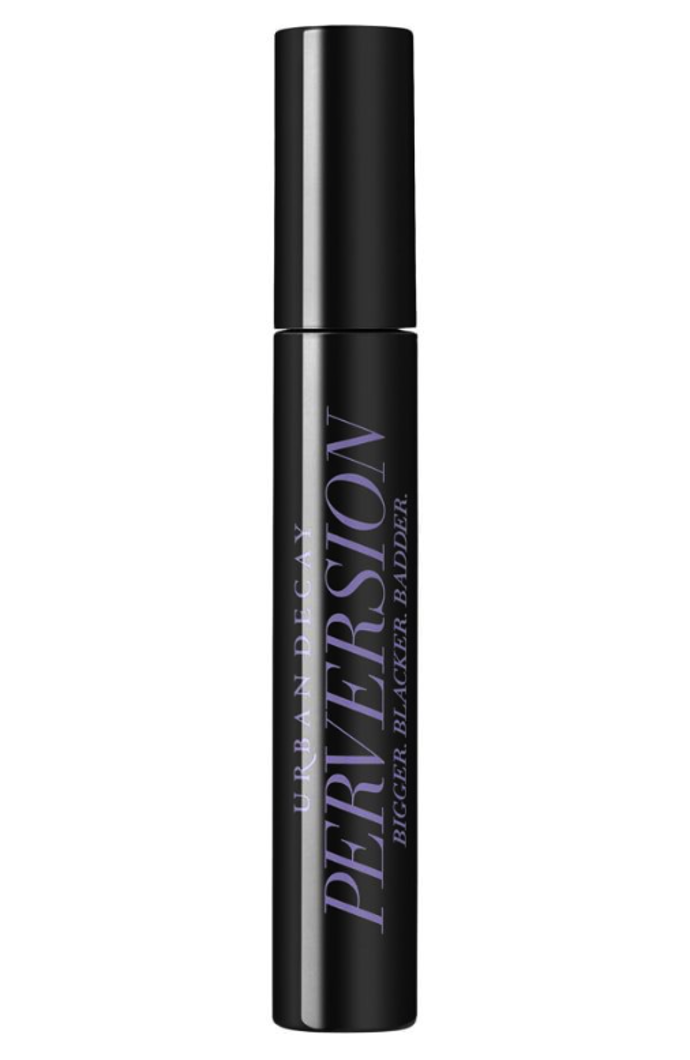 Urban Decay Perversion Mascara, 706 Kč

Proč jí milujeme:

Už název napovídá, že výsledek bude hodně dramatický. Tahle řasenka posune objem vašich řas na zcela nový level. Zvlášť, když ji použijete ve dvou vrstvách.
