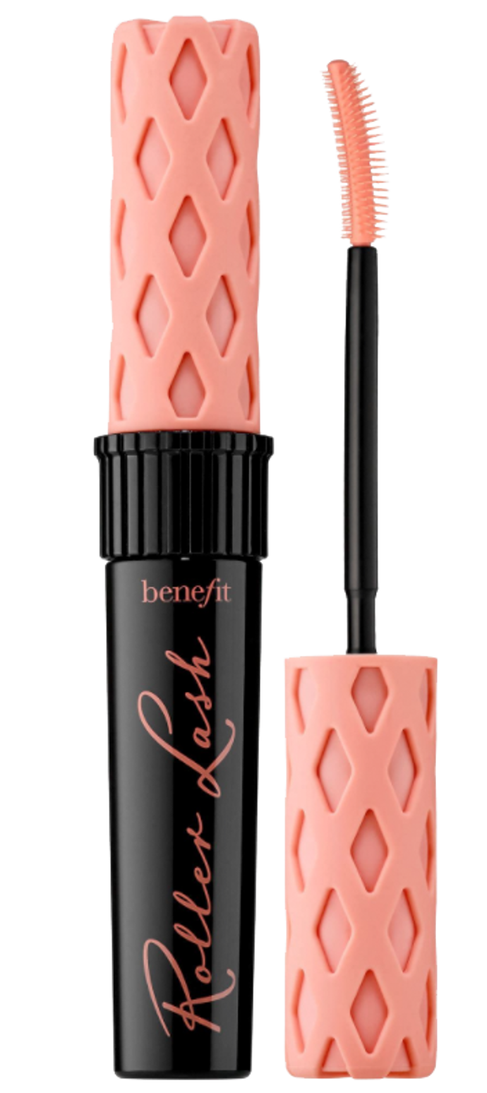 Benefit Roller Lash, 390 Kč

Proč ji milujeme:

Protože je to řasenka, která si poradí i s úplně rovnými řasami, na něž musíme za normálních okolností brát kleštičky. Její složení umí řasy přirozeně natočit a výsledný efekt vám spolehlivě zůstane celý dlouhý den.
