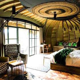 
	RWANDA


Není-li Rwanda ještě na vašem wish listu, měli byste to rychle napravit. Resort Bisoke Lodge nabízí úžasný výhled na vrcholy sopek Bisoke, Karisimbi a Mikeno. Šest luxusních apartmánů dodržuje zásady životního prostředí a odráží kulturu venkovské Rwandy. Každý host by měl podle hotelových pravidel objevovat místní přírodu a setkat se s domorodci. A hlavně, až tu budete, vydejte se na výlet za horskými gorilami. Budete si připadat jako Sigourney Weaver ve filmu Gorily v mlze. 

www.wilderness-safaris.com/camps/bisate-lodge

