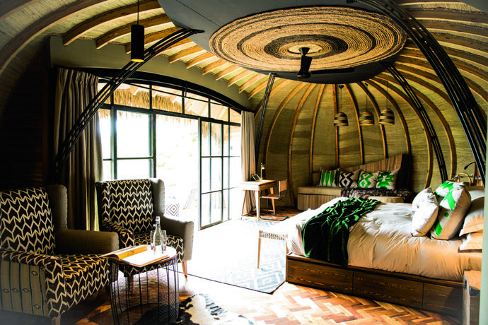 
	RWANDA


Není-li Rwanda ještě na vašem wish listu, měli byste to rychle napravit. Resort Bisoke Lodge nabízí úžasný výhled na vrcholy sopek Bisoke, Karisimbi a Mikeno. Šest luxusních apartmánů dodržuje zásady životního prostředí a odráží kulturu venkovské Rwandy. Každý host by měl podle hotelových pravidel objevovat místní přírodu a setkat se s domorodci. A hlavně, až tu budete, vydejte se na výlet za horskými gorilami. Budete si připadat jako Sigourney Weaver ve filmu Gorily v mlze. 

www.wilderness-safaris.com/camps/bisate-lodge
