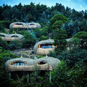 
	RWANDA


Není-li Rwanda ještě na vašem wish listu, měli byste to rychle napravit. Resort Bisoke Lodge nabízí úžasný výhled na vrcholy sopek Bisoke, Karisimbi a Mikeno. Šest luxusních apartmánů dodržuje zásady životního prostředí a odráží kulturu venkovské Rwandy. Každý host by měl podle hotelových pravidel objevovat místní přírodu a setkat se s domorodci. A hlavně, až tu budete, vydejte se na výlet za horskými gorilami. Budete si připadat jako Sigourney Weaver ve filmu Gorily v mlze. 

www.wilderness-safaris.com/camps/bisate-lodge
