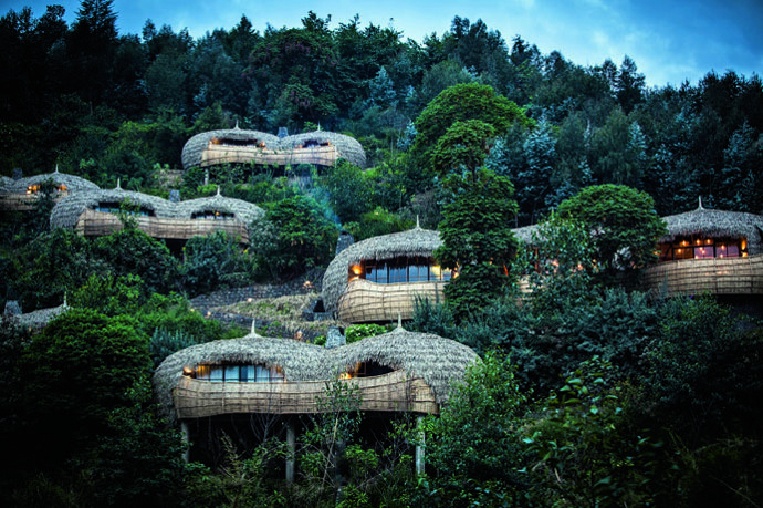 
	RWANDA


Není-li Rwanda ještě na vašem wish listu, měli byste to rychle napravit. Resort Bisoke Lodge nabízí úžasný výhled na vrcholy sopek Bisoke, Karisimbi a Mikeno. Šest luxusních apartmánů dodržuje zásady životního prostředí a odráží kulturu venkovské Rwandy. Každý host by měl podle hotelových pravidel objevovat místní přírodu a setkat se s domorodci. A hlavně, až tu budete, vydejte se na výlet za horskými gorilami. Budete si připadat jako Sigourney Weaver ve filmu Gorily v mlze. 

www.wilderness-safaris.com/camps/bisate-lodge
