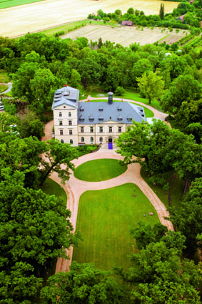 
	ČESKÁ REPUBLIKA


Hledáte dokonalý odpočinek nedaleko Prahy? Zámecký hotel Chateau Mcely už dlouho patří mezi naše oblíbence. Útulný eco chic hotel má vlastní lázně i značku čistě přírodní kosmetiky v biokvalitě. Získal také řadu prestižních ocenění za ekologii. Až si tu budete užívat romantický víkend, nevynechte ani skvělou restauraci Piano Nobile. 

www.chateaumcely.cz
