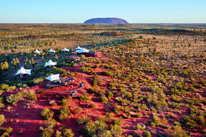 
	AUSTRÁLIE


Hluboko v australské poušti najdete luxusní ekologické stany postavené v dokonalé souhře s okolím. Odpad je kompostován a recyklován a energii získávají ze solárních panelů. Tady zažijete ten nejklidnější spánek svého života i báječný relax v místním spa. Nebo si vychutnejte víno na terase s výhledem na celou pláň, nejlépe při západu slunce. Na tomhle místě se zastavil čas. Užijte si to. 

www.longitude131.com.au

