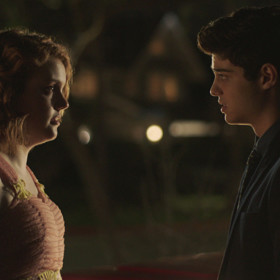 Sierra Burgess Is a Loser

Pamatujete si Barb? No jasně, že si ji pamatujete. Že se ptáme. Barb se teď jmenuje Sierra a je to typická nejistá intelektuální náctiletá Američanka, která si úplně náhodou začne psát s krásným, vysokým, chytrým a milým sportovcem. Herečka Shannon Purser ve své první titulní roli září a my jsme rádi, že se jí tak daří. 
