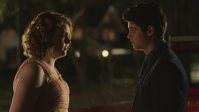 Sierra Burgess Is a Loser

Pamatujete si Barb? No jasně, že si ji pamatujete. Že se ptáme. Barb se teď jmenuje Sierra a je to typická nejistá intelektuální náctiletá Američanka, která si úplně náhodou začne psát s krásným, vysokým, chytrým a milým sportovcem. Herečka Shannon Purser ve své první titulní roli září a my jsme rádi, že se jí tak daří. 
