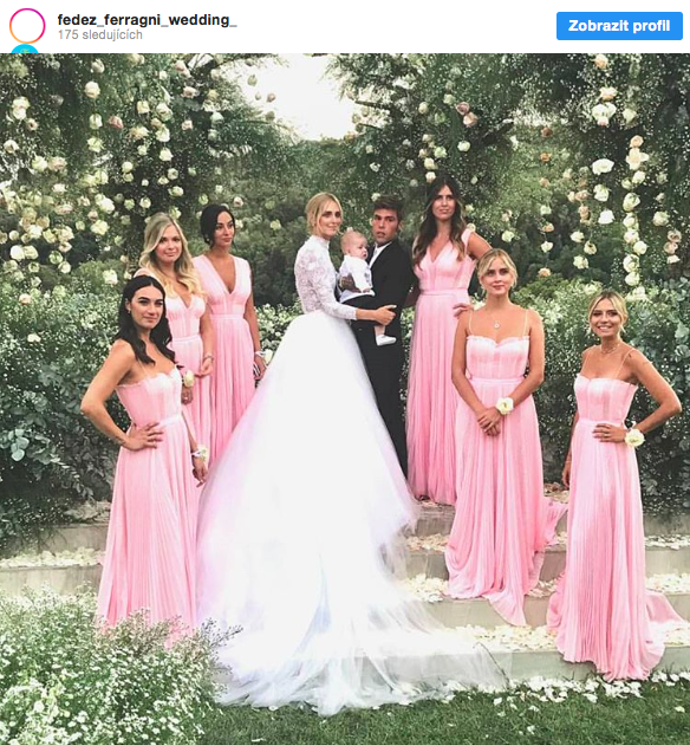 Chiara Ferragni v šatech Dior Haute Couture. Družičky mají na sobě šaty Alberta Ferretti.
