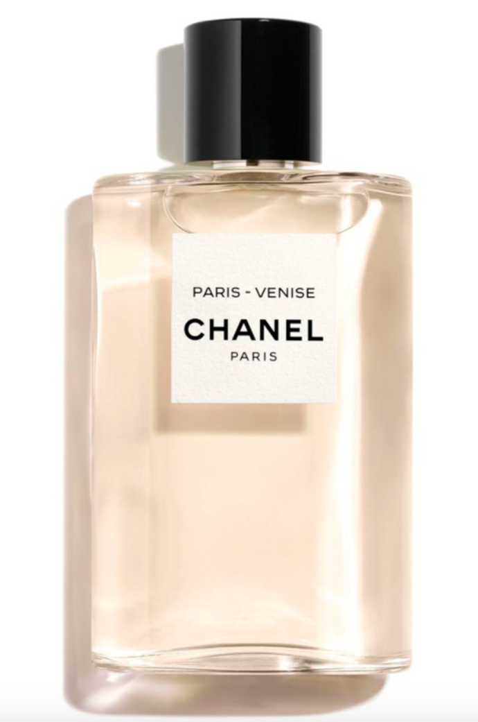 Chanel Les Eaux de Chanel Venise

Jak už název napovídá inspiraci, tato vůně ji našla v Benátkách, kde Coco Chanel ráda trávila svůj čas. Právě tady objevila svoji lásku k baroknímu umění, kterou se inspiroval Karl Lagerfeld v poslední kolekci. A přesně takový je i tento parfém – hodně pudrový, s lehkým nádechem pomerančů, vanilky a cedru. 
