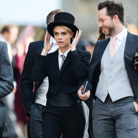 Cara Delevingne
v kostýmu Emporio Armani a klobouku Chanel by Nick Fouquet
Cara Delevingne
v kostýmu Emporio Armani a klobouku Chanel by Nick Fouquet