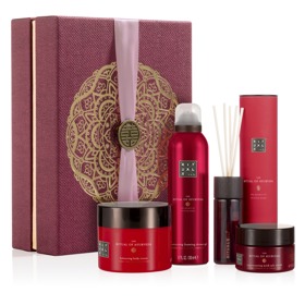 Kosmetika Rituals a její dárkové sety jsou oblíbené nejen na Vánoce. Letos zkuste třeba dárkovou sadu Ayurveda – Balancing Collection L 18, která obsahuje sprchovou pěnu, scrub, krém a mini vonné tyčinky. Voní po indické růži, mandlovém oleji a himálajském medu. 

Set Ayurveda – Balancing Collection L 18, Rituals, 1080 Kč
