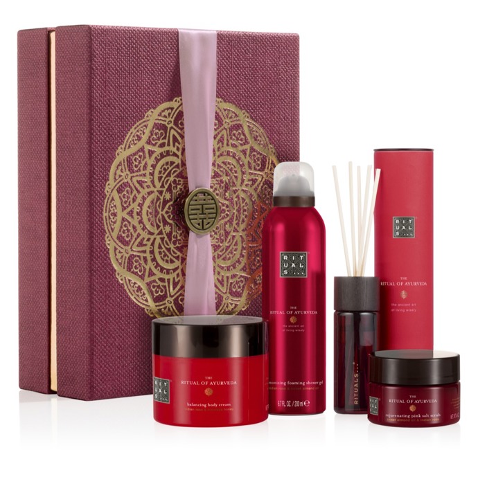 Kosmetika Rituals a její dárkové sety jsou oblíbené nejen na Vánoce. Letos zkuste třeba dárkovou sadu Ayurveda – Balancing Collection L 18, která obsahuje sprchovou pěnu, scrub, krém a mini vonné tyčinky. Voní po indické růži, mandlovém oleji a himálajském medu.
Set Ayurveda – Balancing Collection L 18, Rituals, 1080 Kč
Kosmetika Rituals a její dárkové sety jsou oblíbené nejen na Vánoce. Letos zkuste třeba dárkovou sadu Ayurveda – Balancing Collection L 18, která obsahuje sprchovou pěnu, scrub, krém a mini vonné tyčinky. Voní po indické růži, mandlovém oleji a himálajském medu.
Set Ayurveda – Balancing Collection L 18, Rituals, 1080 Kč