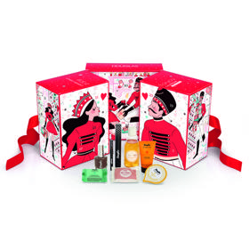 Parfumerie Douglas letos připravila adventní kalendář ve stylu Louskáčka a kromě hravého designu se můžete těšit na rtěnky, laky na nehty, štětce, ořezávátka i třeba odlakovač. Zkrátka a dobře spoustu malých pomocníků, které potřebujete každý den.

Adventní kalendář Lovely Advent Calendar Make-up, Douglas, 699 Kč

