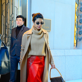 Priyanka Chopra

v kabátu Max Mara, svetru Nili Lotan, sukni Lorod a botech Pierre Hardy
