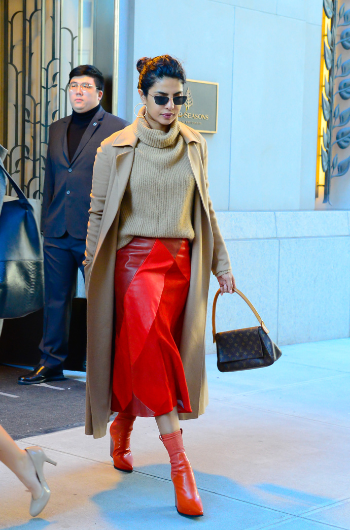 Priyanka Chopra
v kabátu Max Mara, svetru Nili Lotan, sukni Lorod a botech Pierre Hardy
Priyanka Chopra
v kabátu Max Mara, svetru Nili Lotan, sukni Lorod a botech Pierre Hardy