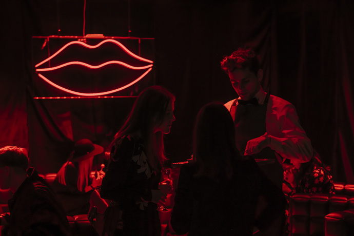 Užijte si atmosféru YSL Beauty Clubu spolu s ELLE:  