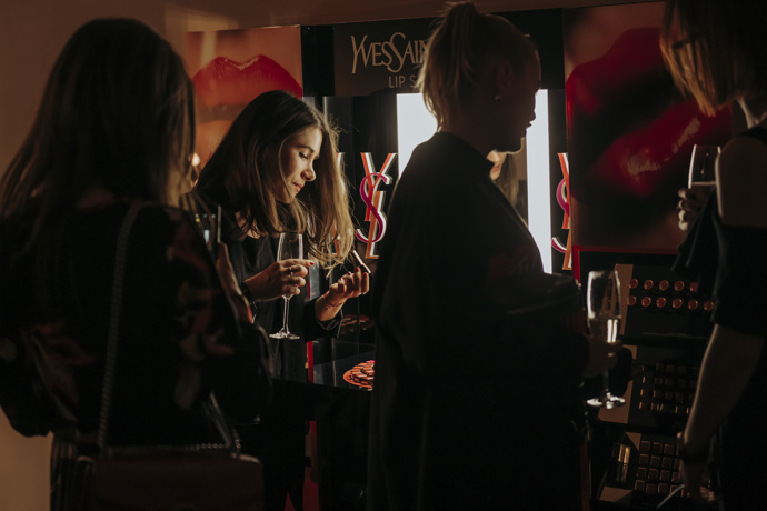 Užijte si atmosféru YSL Beauty Clubu spolu s ELLE:  