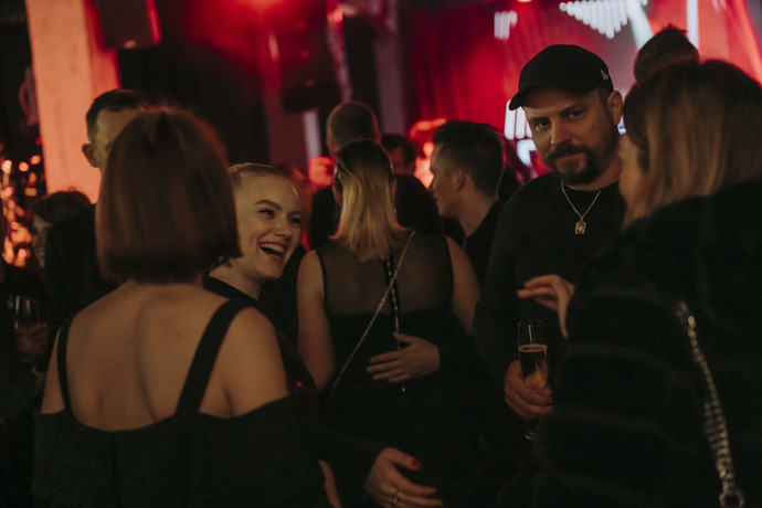 Užijte si atmosféru YSL Beauty Clubu spolu s ELLE:  