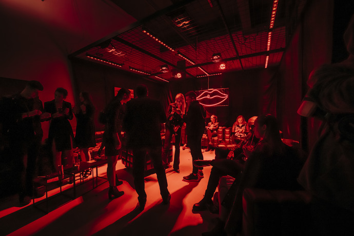 Užijte si atmosféru YSL Beauty Clubu spolu s ELLE:  