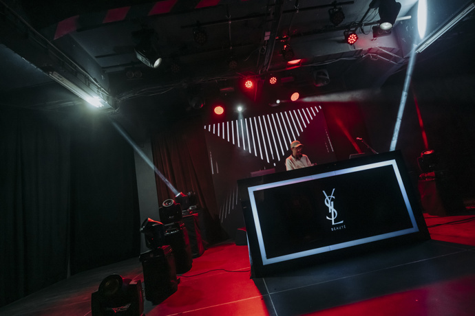 Užijte si atmosféru YSL Beauty Clubu spolu s ELLE:  