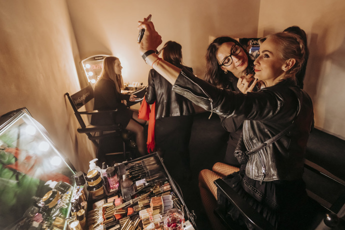 Užijte si atmosféru YSL Beauty Clubu spolu s ELLE:  