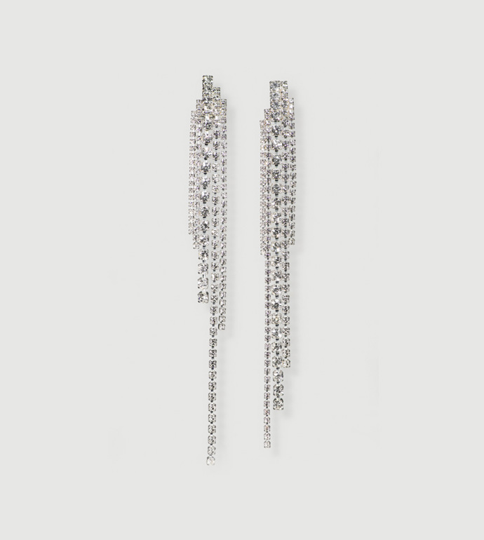 Náušnice Crystal Pure od Terezy Otáhalíkové, 2650 Kč

Pro všechny milovníky šperků jsou dlouhé náušnice od Terezy Otáhalíkové nezbytností. Mladá designérka vytvořila kolekci dlouhých náušnic jež jsou klasické, výrazné a líbit se budou i těm, kteří jsou co se šperků týče spíše konzervativní. Budou se hodit třeba na novoroční večírek. 

