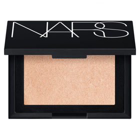 Nars Highlighting Powder, Sephora, 1050 Kč

