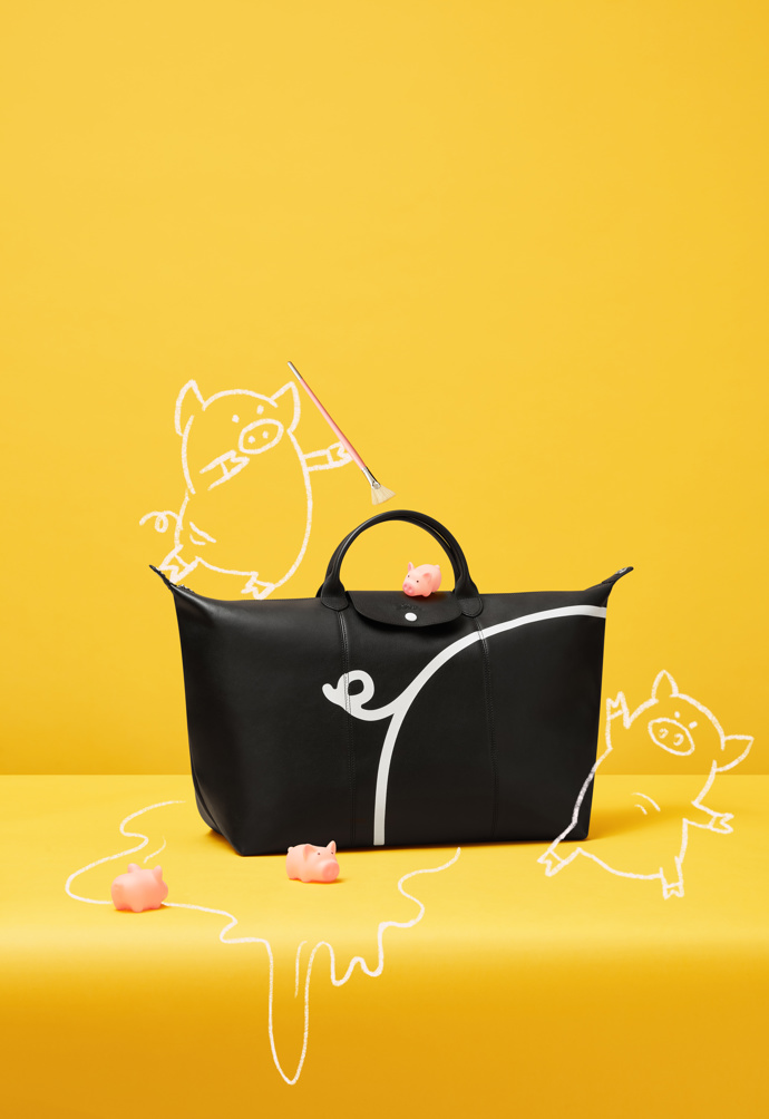 Nová limitovaná kolekce Longchamp nás baví. V galerii najdete hned několik důvodů, proč.