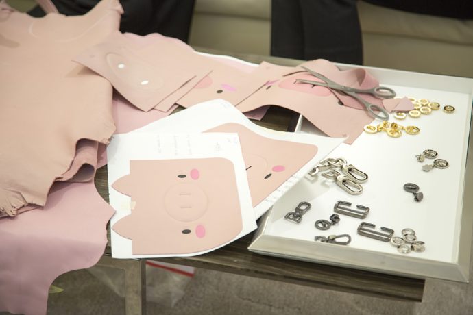 Nová limitovaná kolekce Longchamp nás baví. V galerii najdete hned několik důvodů, proč.