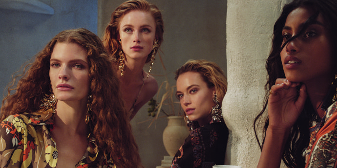 Chloé

Modelky: Rianne van Rompaey, Carolina Burgin,

Hannah Ferguson a Imaan Hammam
Fotograf: Steven Meisel
