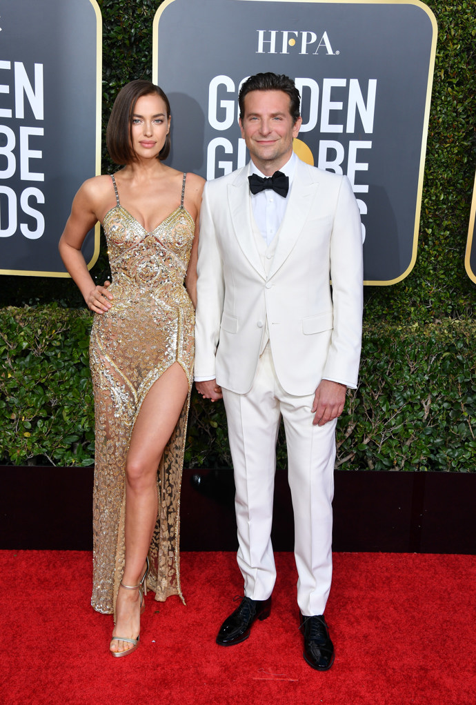Irina Shayk v šatech Versace a Bradley Cooper v modelu Gucci
