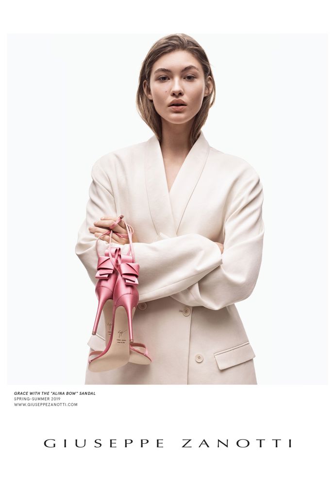 Giuseppe Zanotti

Modelka: Grace Elizabeth

Fotograf: Craig McDean
