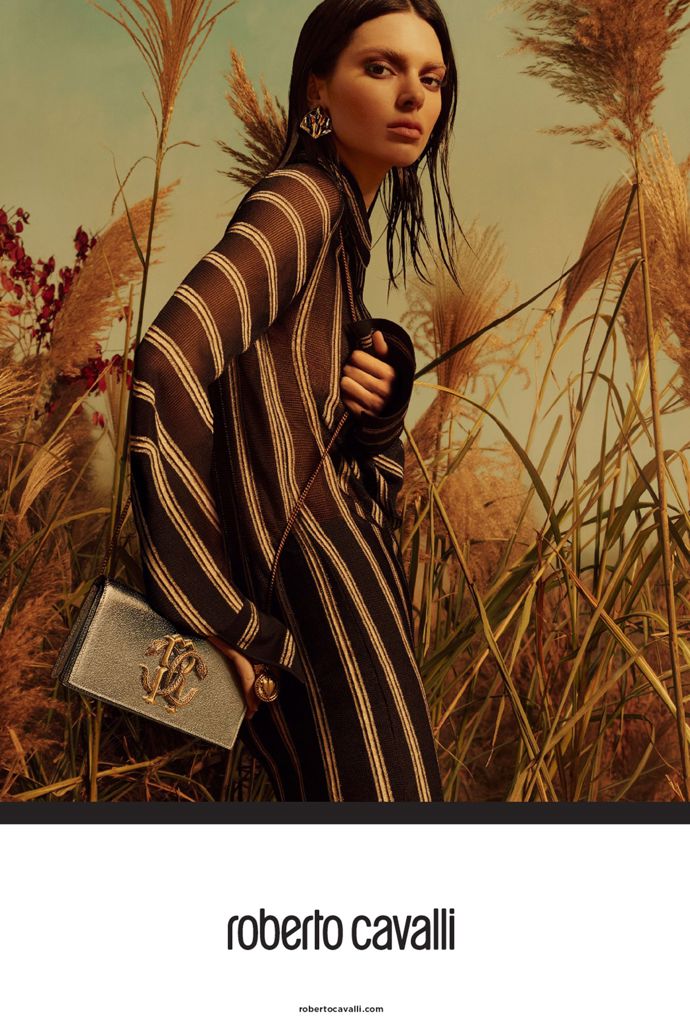 Roberto Cavalli

Modelka: Kendall Jenner

Fotografové: Mert Alas a Marcus Piggott
