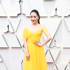 Constance Wu
Hvězda „Crazy Rich Asians” si vybrala výrazně žlutou róbu Atelier Versace ozdobenou Swarovski křišťály. Místo složitého účesu zvolila jen jednoduchý culík. Bravo!
Constance Wu
Hvězda „Crazy Rich Asians” si vybrala výrazně žlutou róbu Atelier Versace ozdobenou Swarovski křišťály. Místo složitého účesu zvolila jen jednoduchý culík. Bravo!
