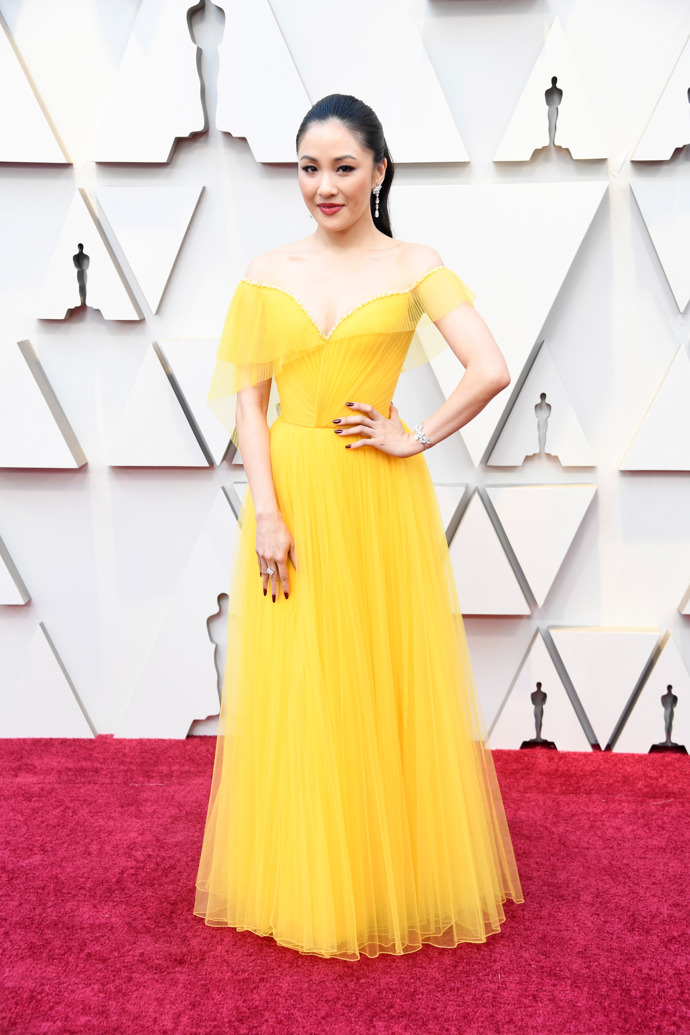 Constance Wu

Hvězda „Crazy Rich Asians” si vybrala výrazně žlutou róbu Atelier Versace ozdobenou Swarovski křišťály. Místo složitého účesu zvolila jen jednoduchý culík. Bravo!
