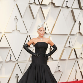 Lady Gaga
Audrey Hepburn má konkurentku! Alespon to nás první napadlo, když jsme viděli úžasné černé šaty z dílny Alexandera McQueena. Gaga je doplnila o diamantový náhrdelník Tiffany & Co. a stylové kožené rukavice.
Lady Gaga
Audrey Hepburn má konkurentku! Alespon to nás první napadlo, když jsme viděli úžasné černé šaty z dílny Alexandera McQueena. Gaga je doplnila o diamantový náhrdelník Tiffany & Co. a stylové kožené rukavice.