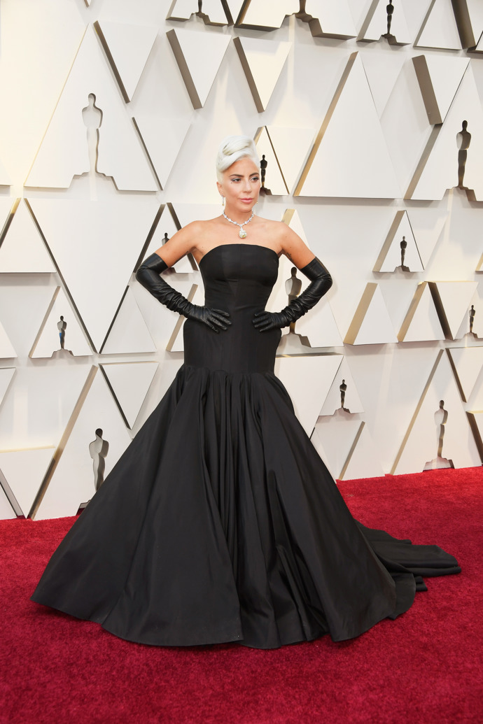 Lady Gaga

Audrey Hepburn má konkurentku! Alespon to nás první napadlo, když jsme viděli úžasné černé šaty z dílny Alexandera McQueena. Gaga je doplnila o diamantový náhrdelník Tiffany & Co. a stylové kožené rukavice.
