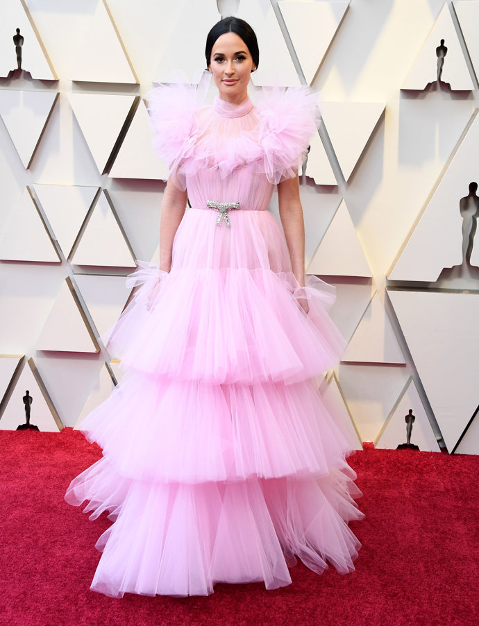 Kacey Musgraves

Country zpěvačka zazářila na předávání cen Grammy, ale ani na Oscarech rozhodně neutekla naší pozornosti. Nabíraná róba Giambattista Valli Couture s pudrovém starorůžovém odstínu ji sedla naprosto skvěle.
