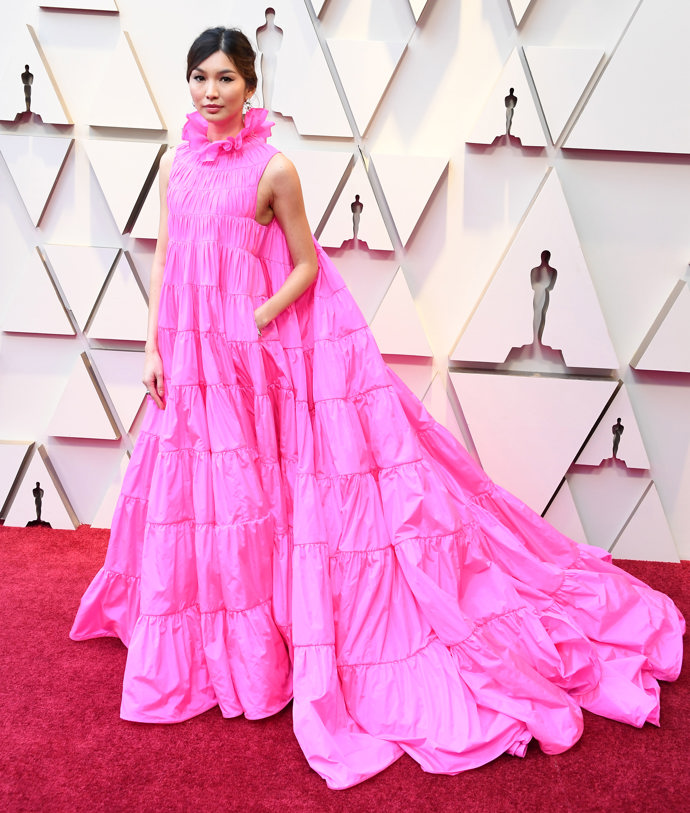 Gemma Chan

Další vycházející hvězda „Crazy Rich Asians” oblékla nepřehlédnutelné šaty Valentino z jejich aktuální Couture kolekce. Nás nejvíc bavila výrazná růžová barva, nabírání kolem krku, ale hlavně kapsy!
