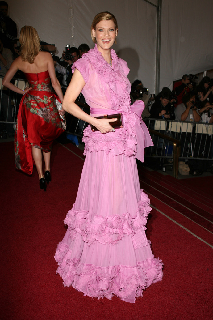 Linda Evangelista, rok 2006 a téma "AngloMania: Tradition and Transgression on British Fashion"
