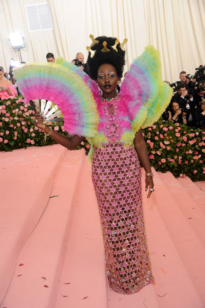 Lupita Nyong’o v modelu Versace
