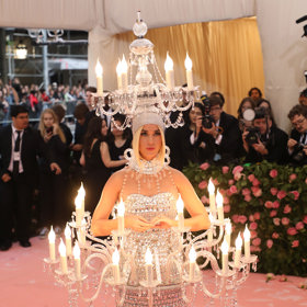 Katy Perry v modelu Moschino 
