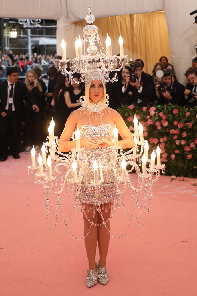 Katy Perry v modelu Moschino 
