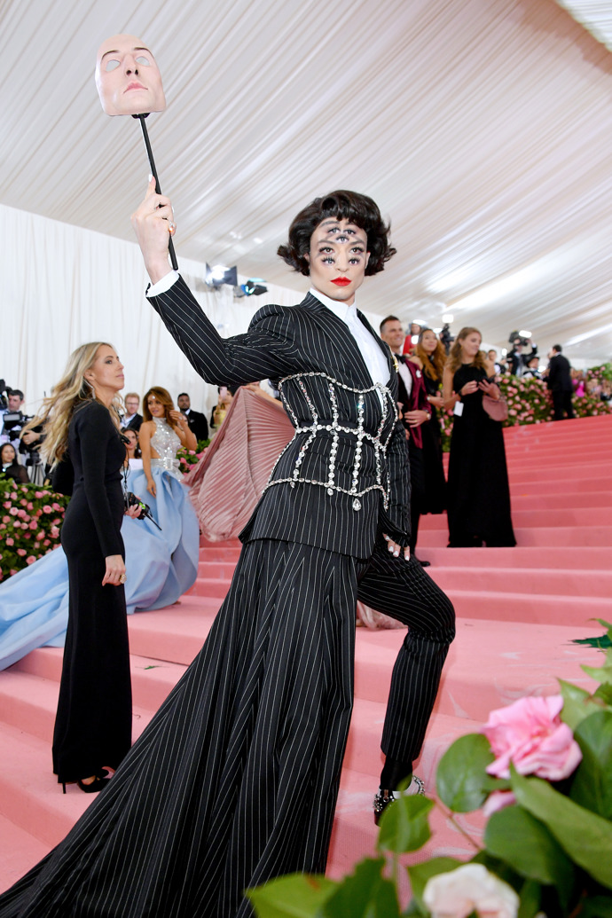 Ezra Miller v modelu Burberry
