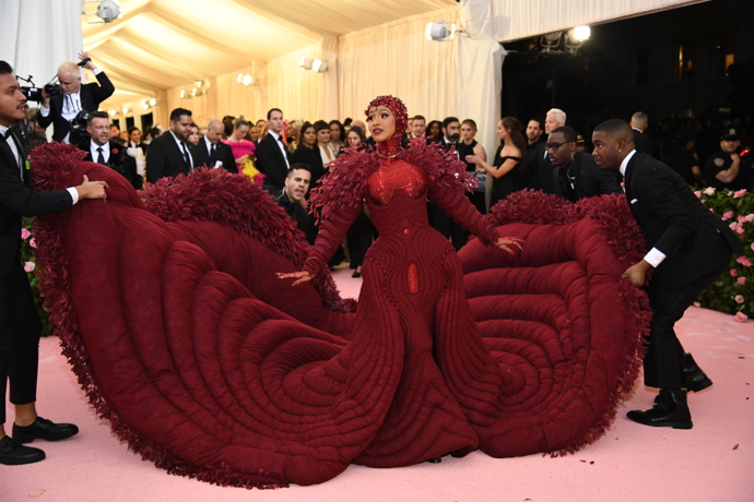 Cardi B v modelu Thom Browne
