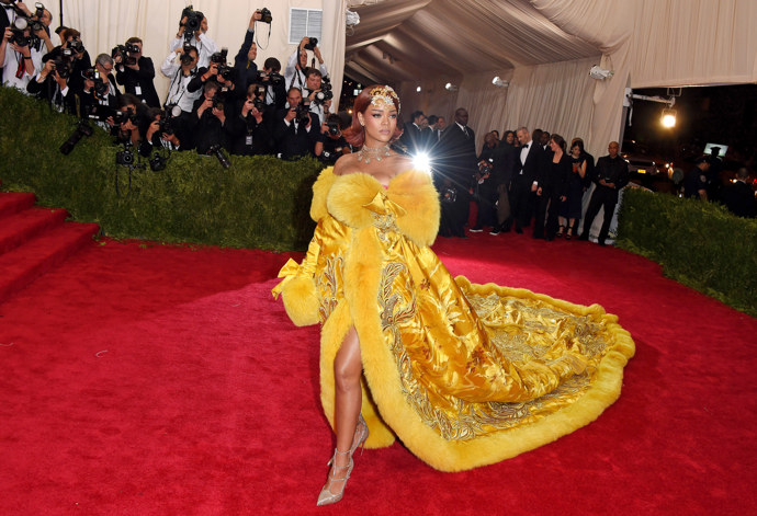 Rihanna, a její slavné "Pizza" šaty, Guo Pei, 2015
