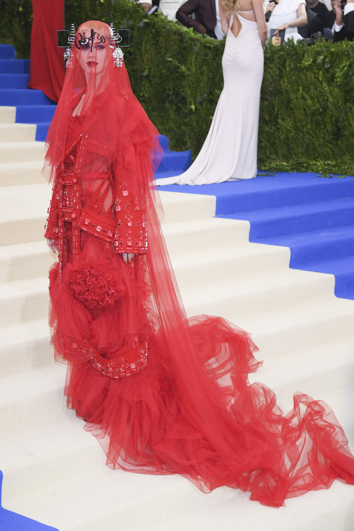 Katy Perry, šaty Maison Margiela, rok 2017 a téma "Rei Kawakubo/Comme des Garcons: Art Of The In-Between"
