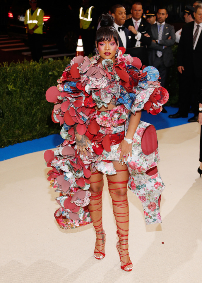 Rihanna a ty "nejvíc v tématu" šaty ročníku 2017, jak jinak než Comme des Garçons
