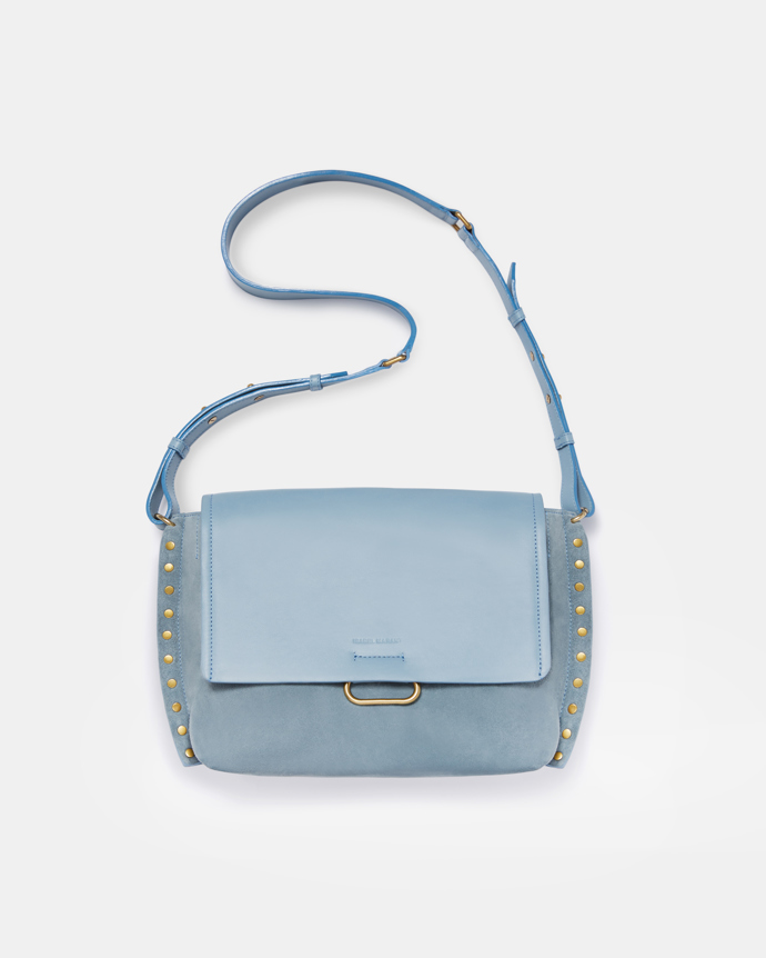 Baby blue ještě nikdy nebyla víc trendy. 
