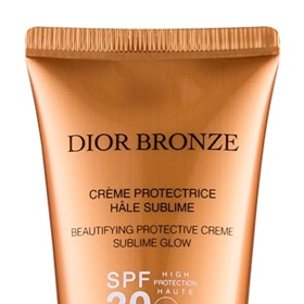 rozjasňující ochranný krém na opalovaní SPF 30, Dior Dior Bronze, 939 Kč
rozjasňující ochranný krém na opalovaní SPF 30, Dior Dior Bronze, 939 Kč