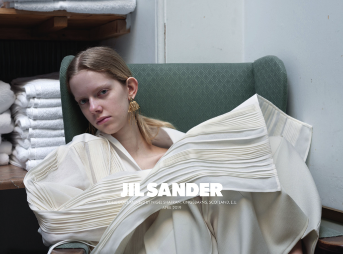Jil Sander

Modelka: Adele Taska

Fotograf: Nigel Shafran
